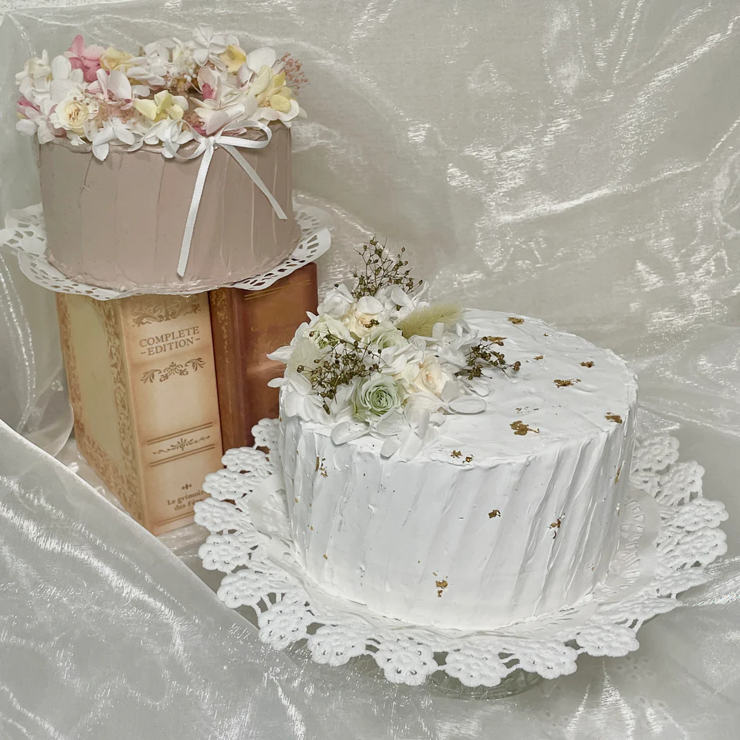 白いクレイケーキの写真